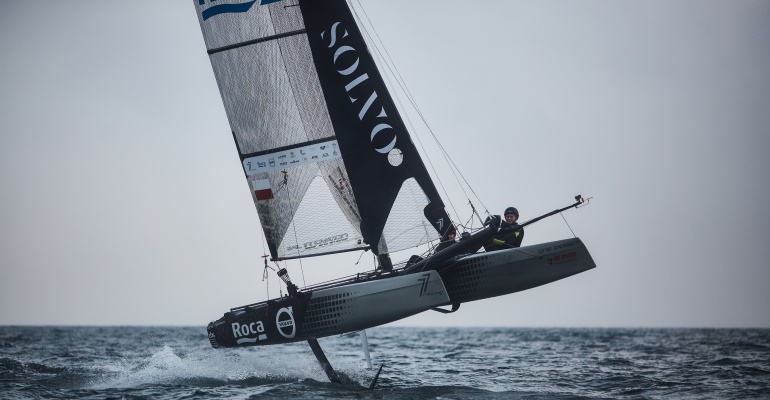 Katamaran cumuje w sercu Warszawy