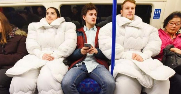 Nie chce Ci się wstawać z łóżka? Wyjdź z domu w kołdrze!