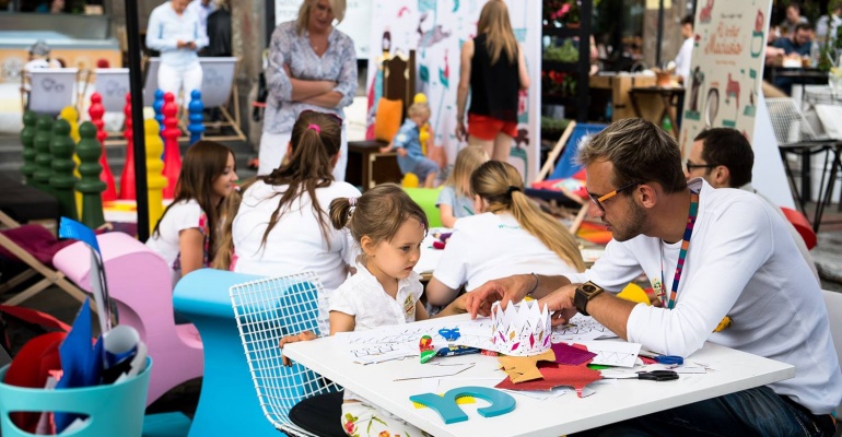 Dzień Ojca - znani tatusiowe czytają dzieciom