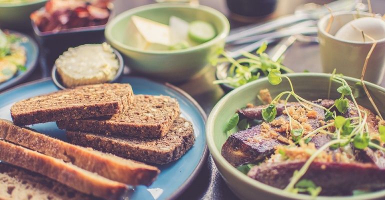 Co jeść w pracy? Pomysły na szybkie przekąski