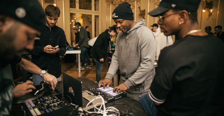 Wspólny set zagrany przez 40 djów w Teatrze Słowackiego