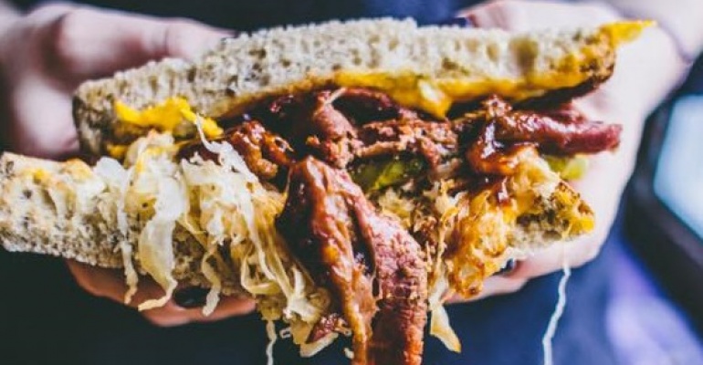 Najmodniejsza kanapka roku, czyli gdzie szukać najlepszego pastrami?