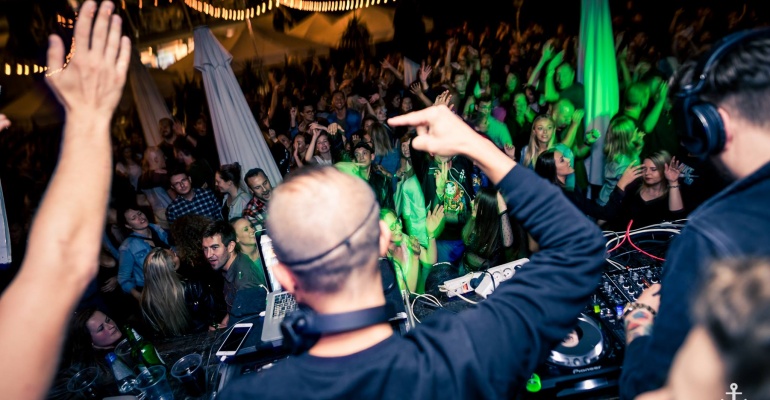 Tanecznym krokiem po najlepszych miejscówkach w stolicy . Gdzie potańczyć w Warszawie?