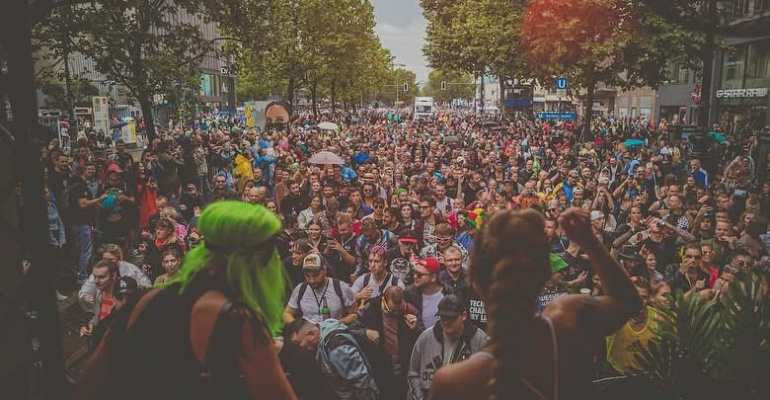 Europa tańczy na ulicach. Największe parady techno i rave w 2026