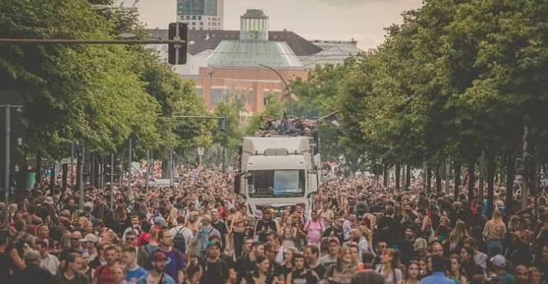Jak dostać się na platformę jadącą podczas Rave The Planet 2026