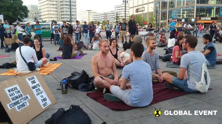 The World's Biggest Eye Contact Experiment: Warszawa