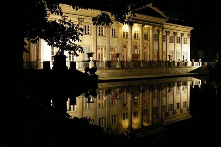 Zwiedzanie Pałacu na Wodzie nocą