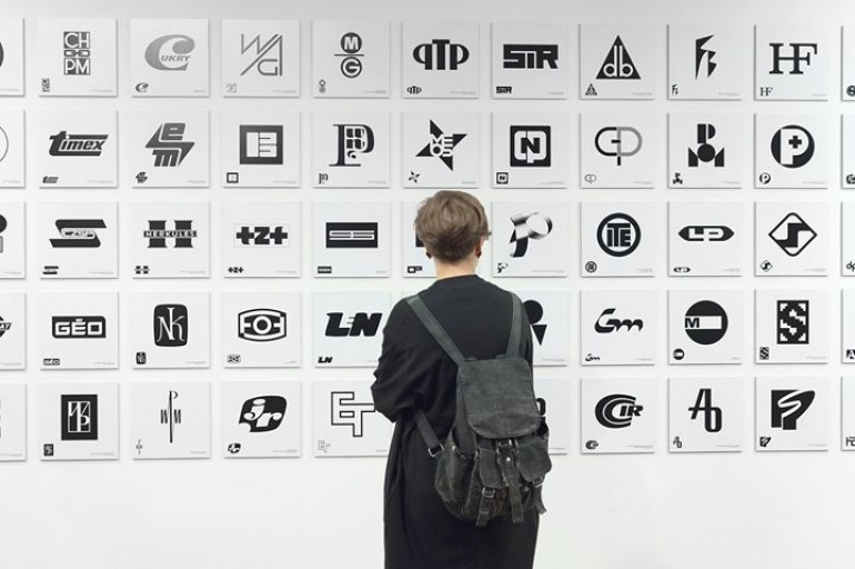 Oprowadzanie kuratorskie po Drugiej Ogólnopolskiej Wystawie Znaków Graficznych