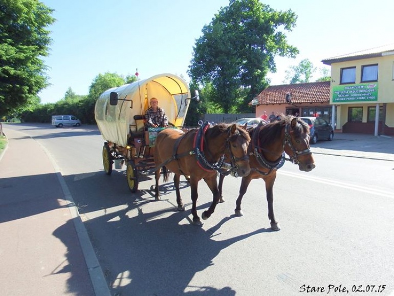 WYPRAWA DOOKOŁA POLSKI WOZEM KONNYM - JAN HOLEWIK