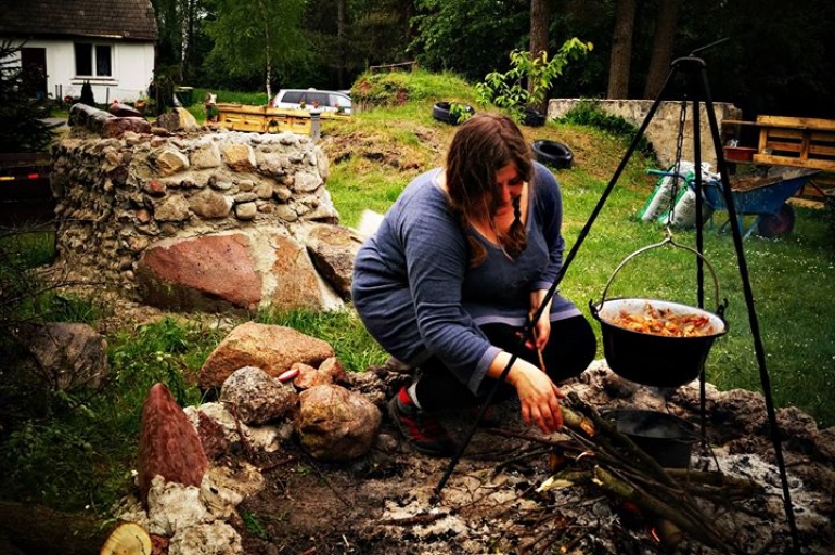 Kobiety gotują na żywym ogniu. ( Womens cooking on fire )