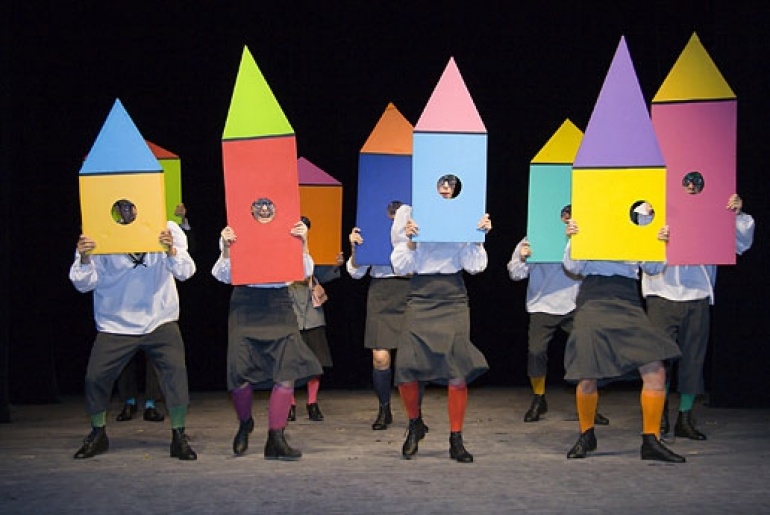 Stoi na stacji lokomotywa