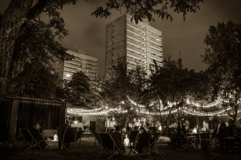 Wieczorny otwiera dziedziniec.