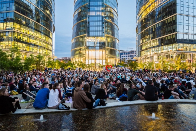 Kino Letnie na placu Europejskim: „Kumare. Guru dla każdego”, „Egzamin” i „Paddington”