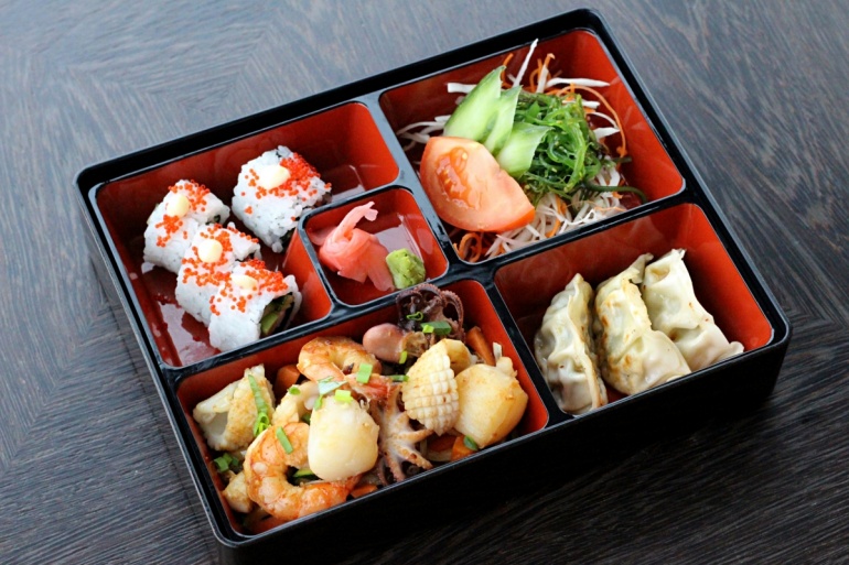 Bentobox premium z owocami morza dostępny przez cały wrzesień