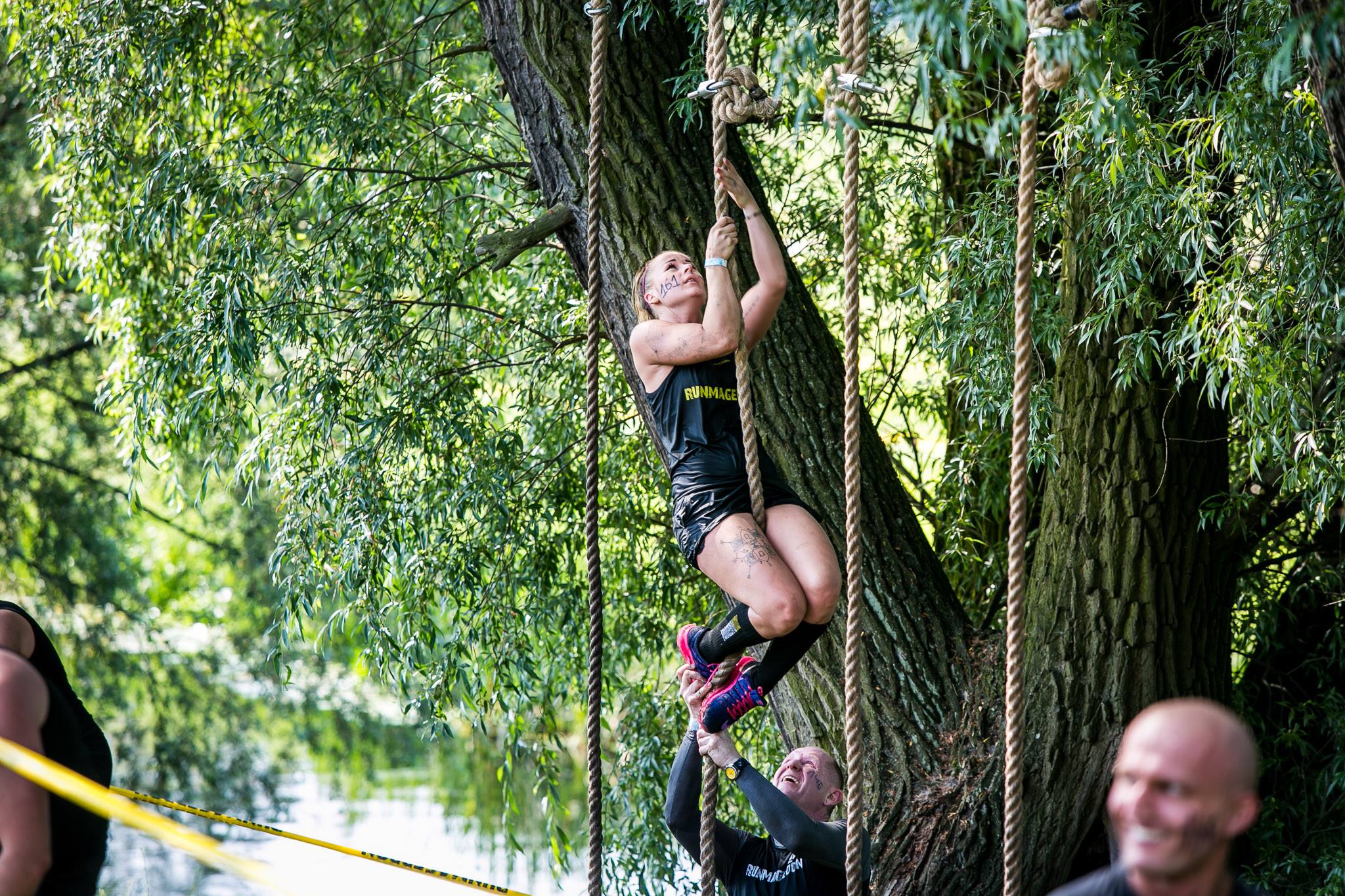 W sobotę Jezioro Ełckie i jego okolice zostało opanowane przez miłośników ekstremalnego biegania. Ponad 1100 osób z całej Polski zjechało na Mazury z zamiarem przeżycia niezwykłych emocji podczas Runmageddonu w formule Rekrut, która oznacza zmagania na dystansie 6 kilometrów z ponad 30 przeszkodami.
