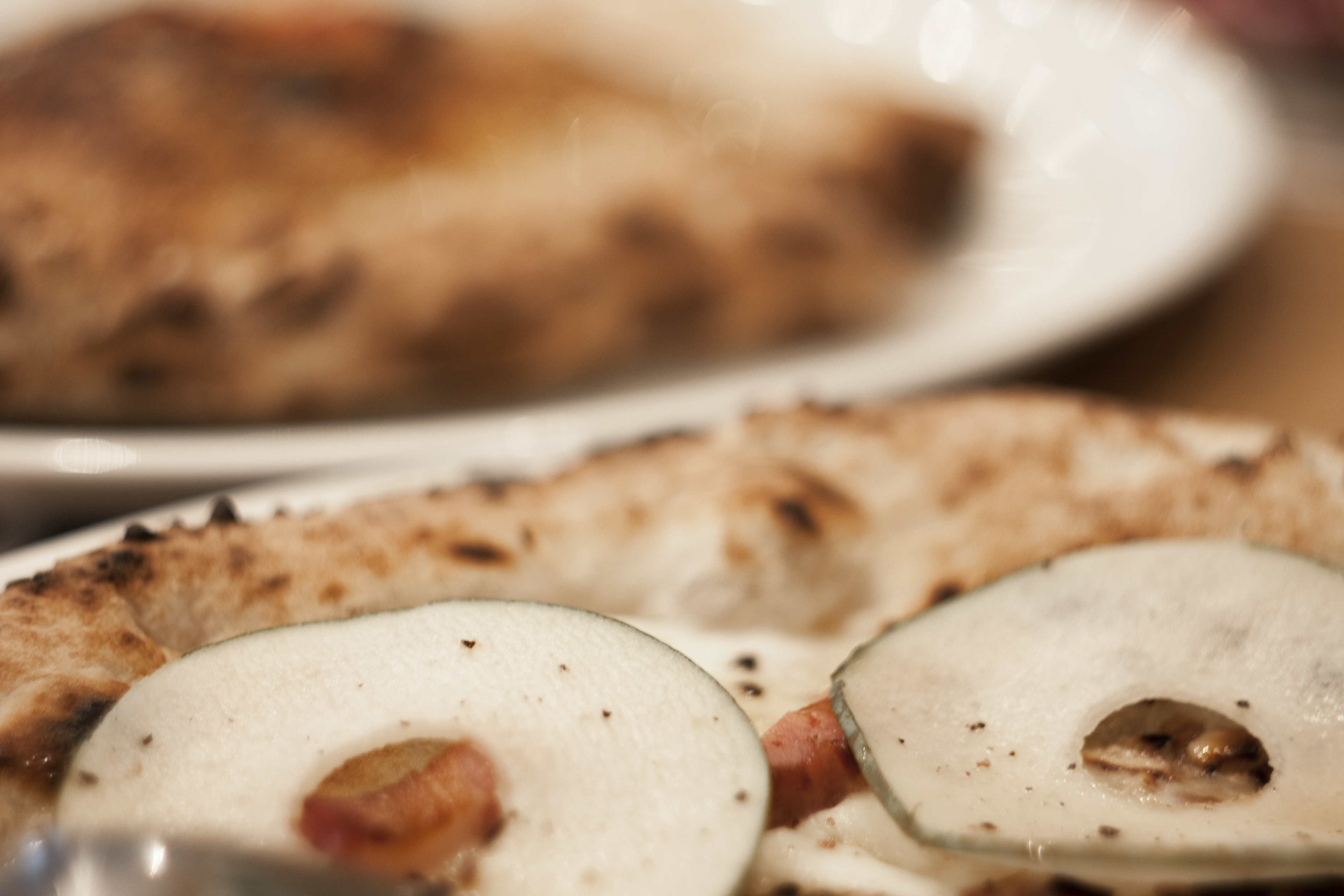 pizza, neapolitańska pizza, placek, pizza z gruszką, mówią na mieście, chmielna 13, mąka i woda, dzień pizzy