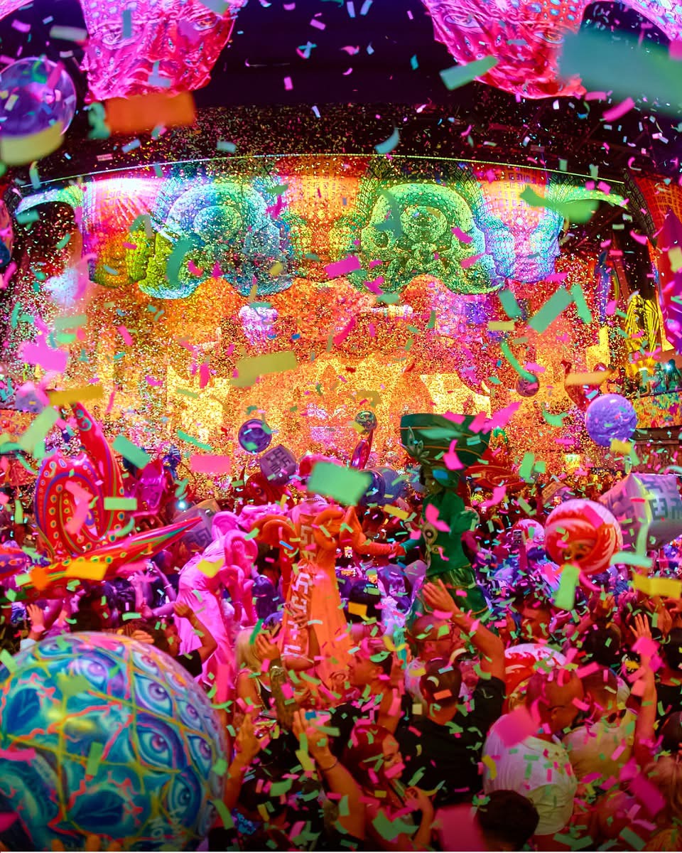 31 grudnia 2025 roku Warszawa stanie się sceną jednej z najbardziej spektakularnych imprez sylwestrowych – elrow Warsaw pres. Hallucinarium NYE Special. To debiut elrow w Polsce w formule sylwestrowej, co samo w sobie jest wydarzeniem bez precedensu. 